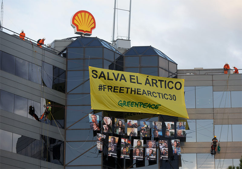 Greenpeace descuelga pancartas a favor de la eficiencia energética en Bruselas