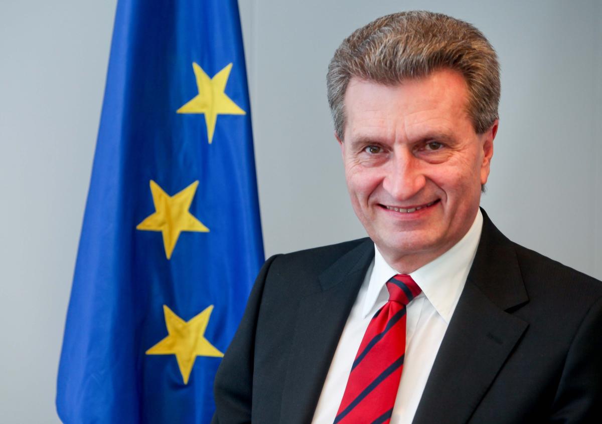 Oettinger asegura que la situación en Ucrania complica las negociaciones del gas