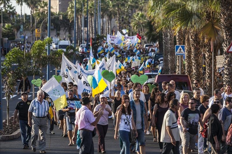 Miles de personas piden en Canarias su derecho a decidir sobre el petróleo