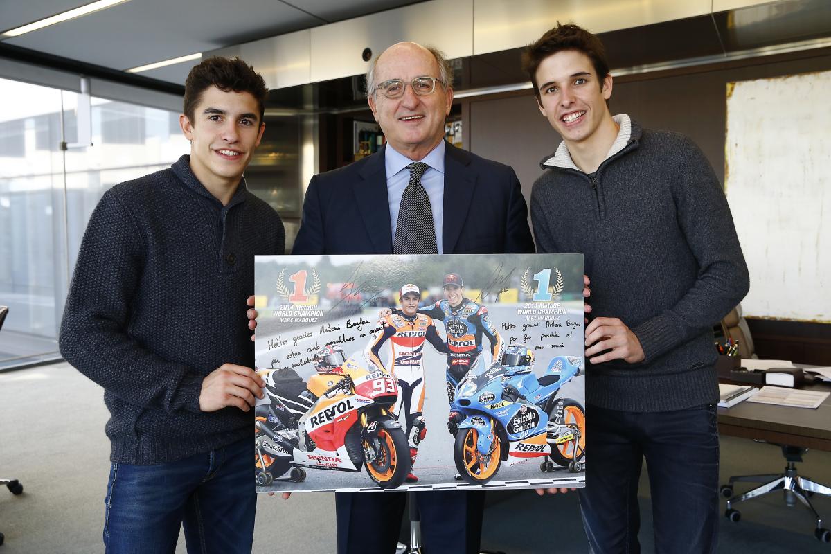 Brufau recibe a los campeonísimos hermanos Márquez