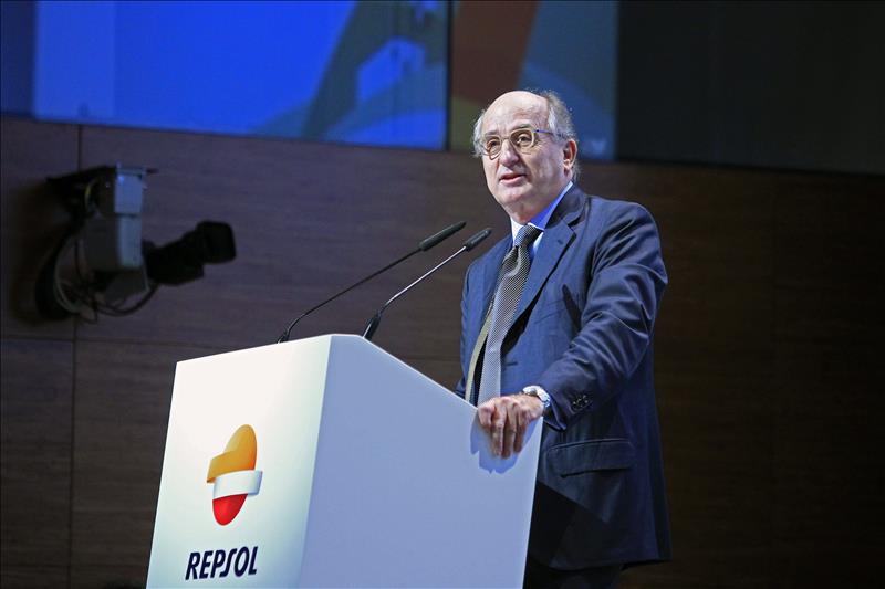 Repsol se salva de la quema de los precios del crudo y gana 1.612 millones