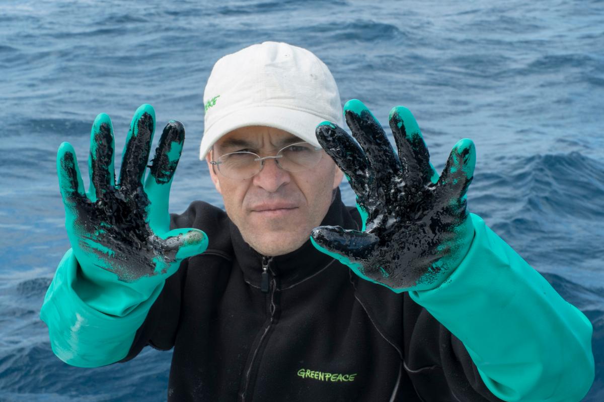 Greenpeace muestra su preocupación por la aparición de crudo en las costas del sur de Canarias