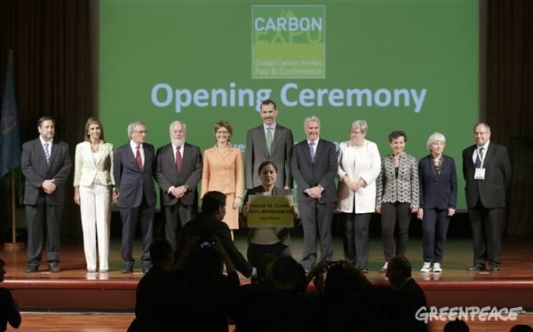 Greenpeace se cuela ante el Rey en la foto de familia de Carbon Expo y pide un modelo 100% renovables