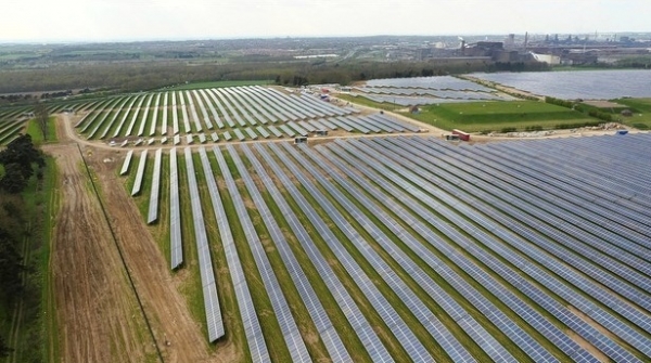 Mira en un minuto cómo se construye una planta fotovoltaica