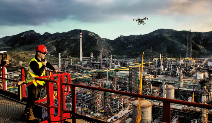 Repsol utiliza por primera vez un dron para revisar sus refinerías