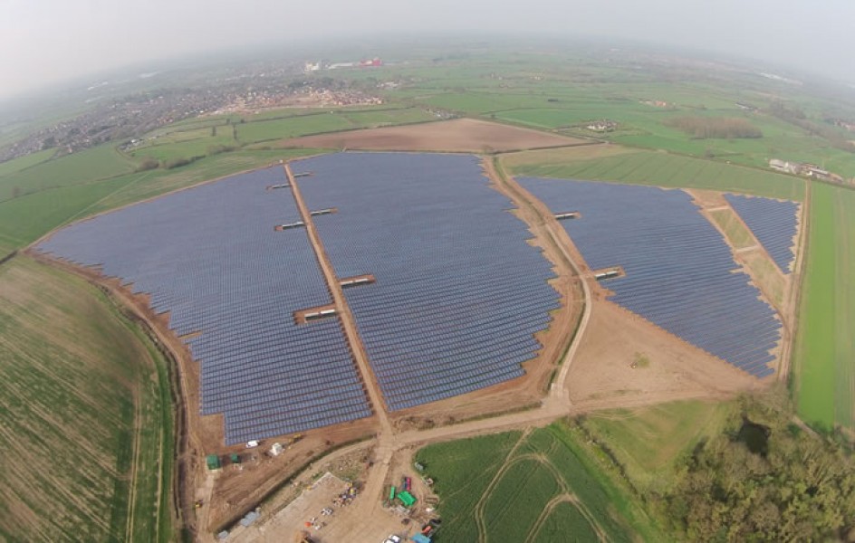 La empresa española Bester producirá en Irán equipamiento para energía solar