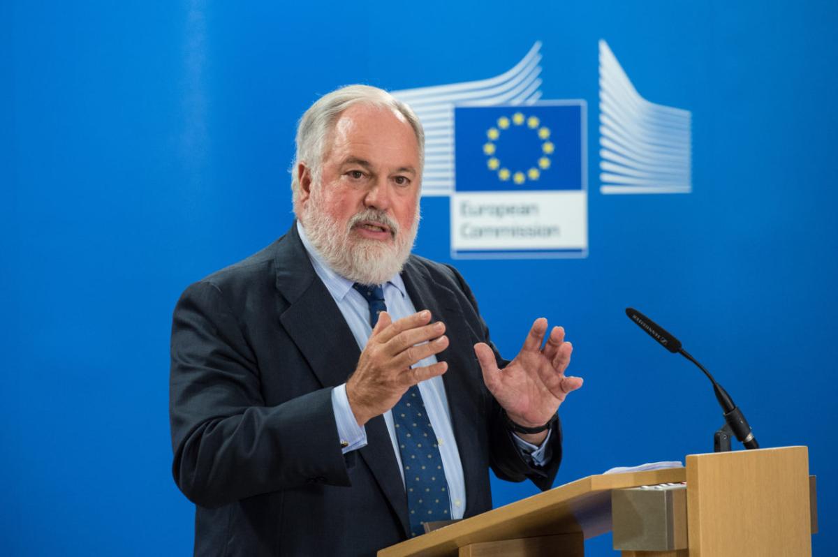 Arias Cañete pide acelerar la interconexión gasística entre España y Portugal