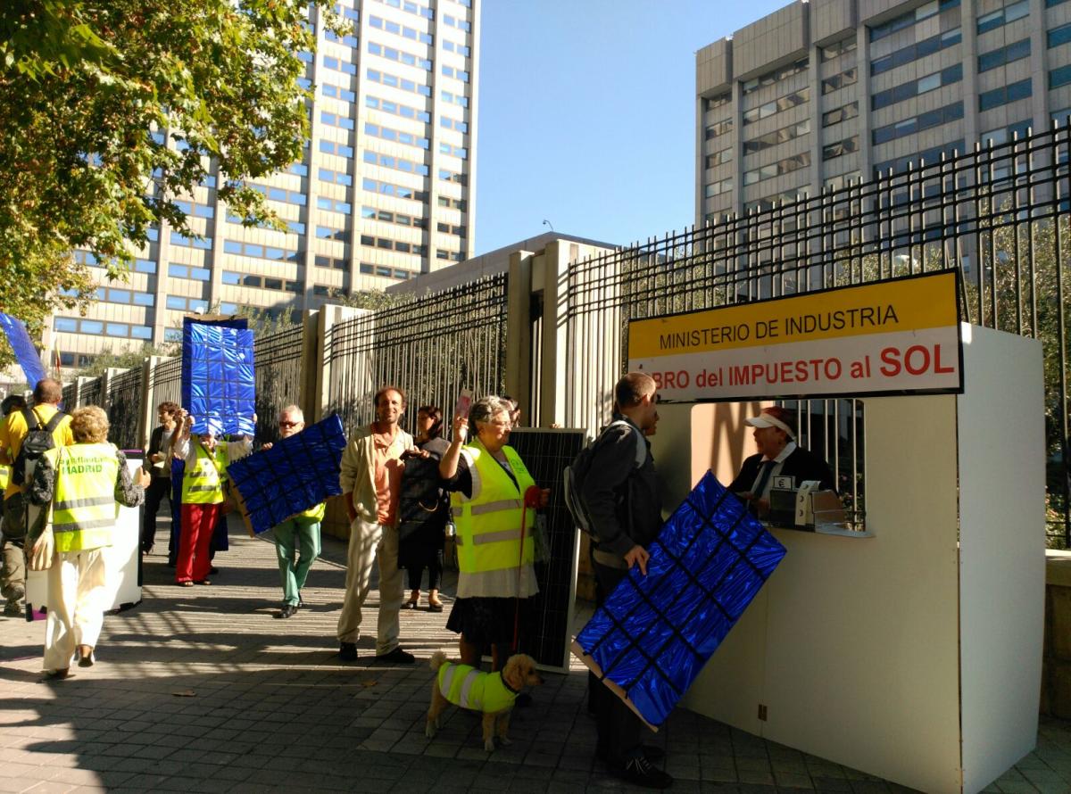 Los 'yayoflautas' protestan por el 'impuesto al sol' ante el Ministerio de Industria