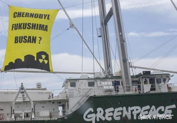 Greenpeace protesta contra la futura mayor central nuclear del mundo