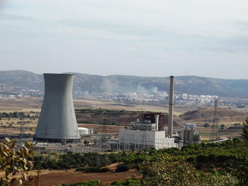 Así ha sido la voladura de la torre de refrigeración de la central térmica de Puertollano