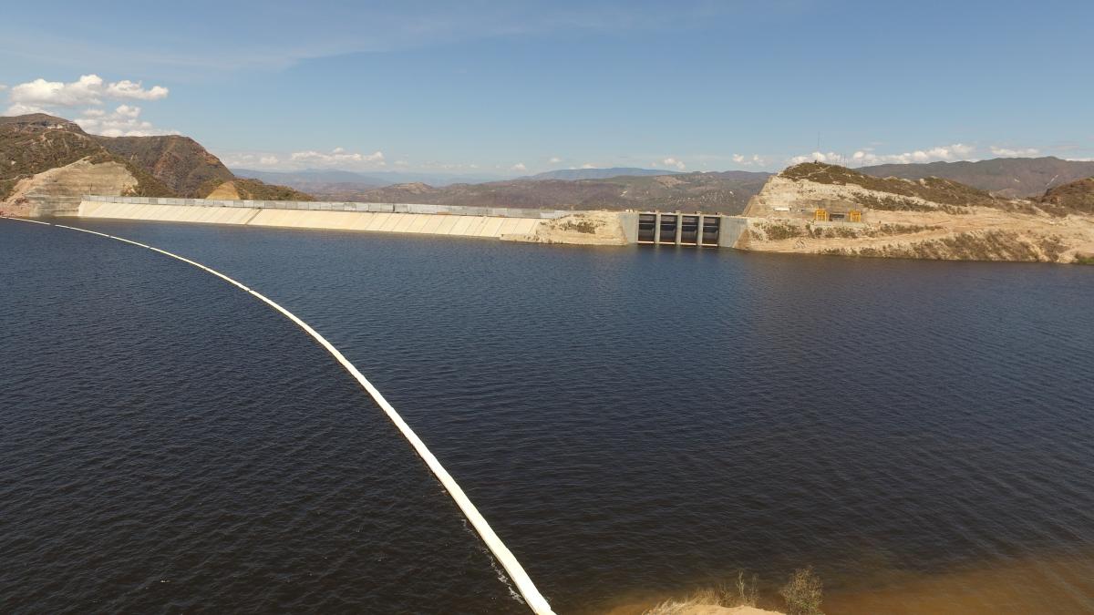 El presidente de Colombia descarta el racionamiento de energía y pide ahorrar agua y electricidad