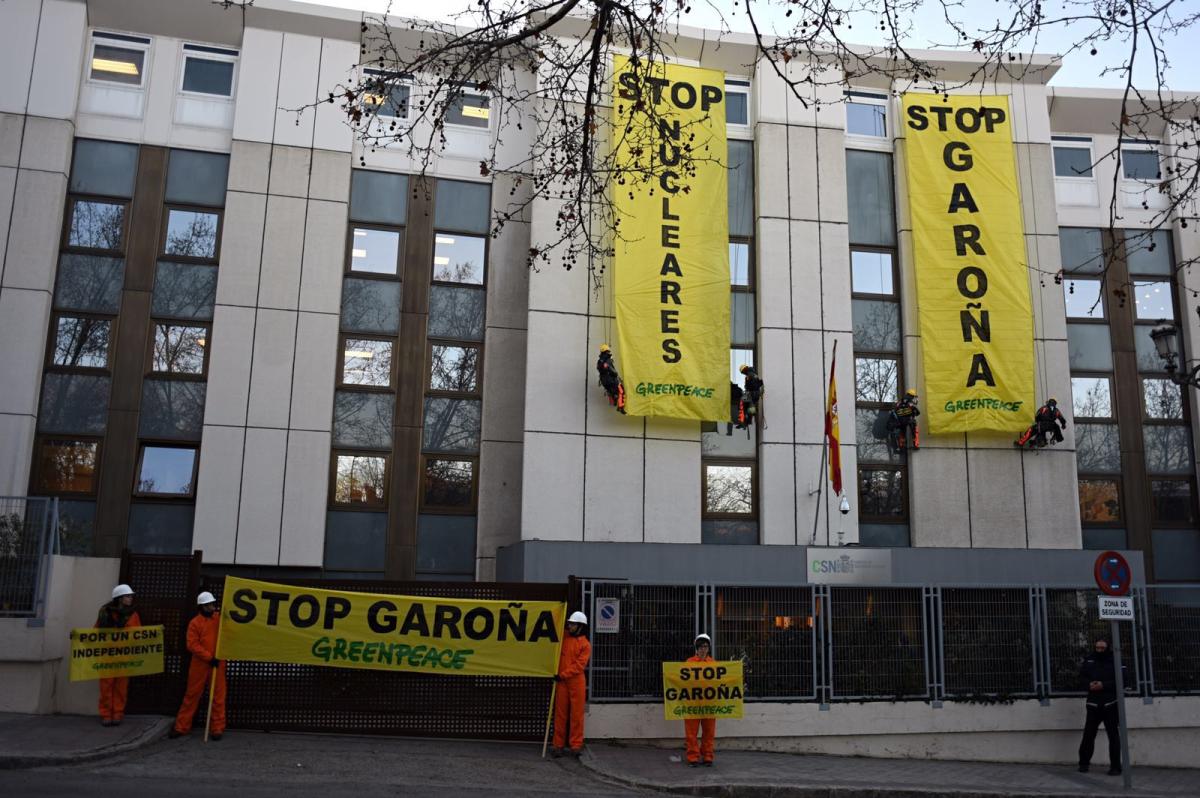 El CSN denuncia a la Policía la acción protesta de Greenpeace en su sede