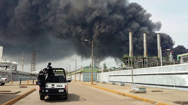 Una fuerte explosión en un complejo petroquímico deja tres heridos en México