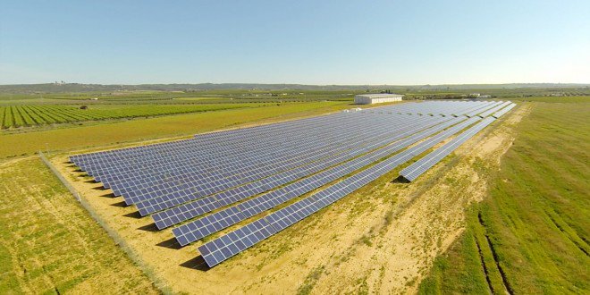 Som Energia inaugura la primera planta fotovoltaica ciudadana tras el decreto contra las renovables