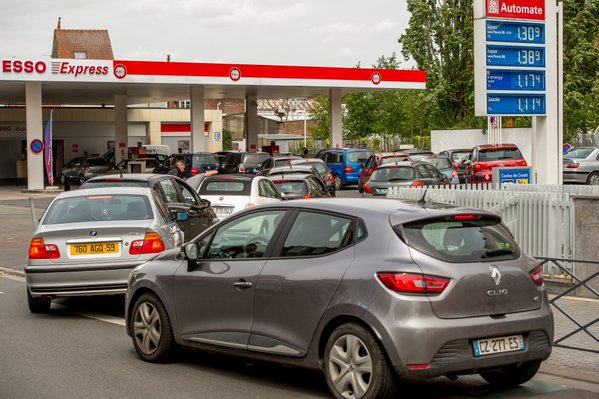 Caos en Francia: el bloqueo de 6 de las 8 refinerías francesas deja secas cientos de gasolineras