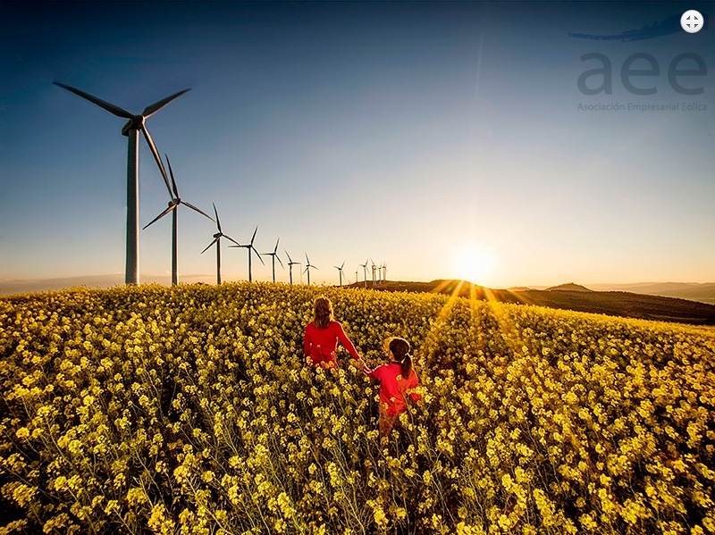 AEE otorga el premio Eolo de Innovación a Elena Sáiz y el de Fotografía, a Santiago Bañón