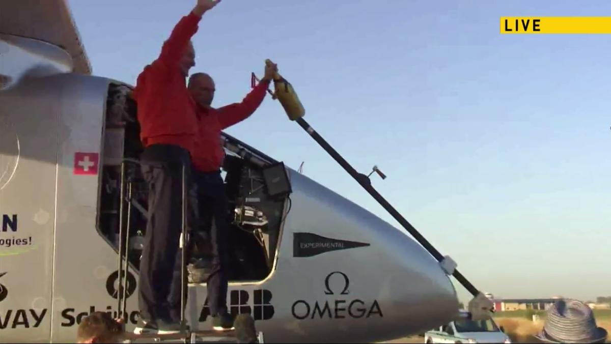 Solar Impulse cruza el Atlántico y aterriza en Sevilla: &quot;Hemos llegado a Europa&quot;