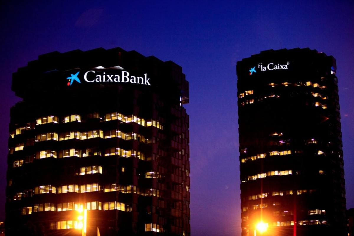 CaixaBank lanza un plan para usar solo electricidad producida con renovables