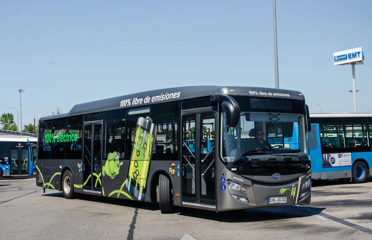 EMT de Madrid trabaja para que sus autobuses eléctricos se recarguen con placas de inducción en el asfalto