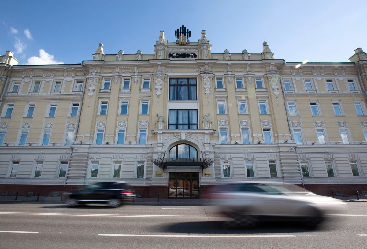 Rosneft, la mayor petrolera rusa, gana un 45,8% menos en el primer semestre del año