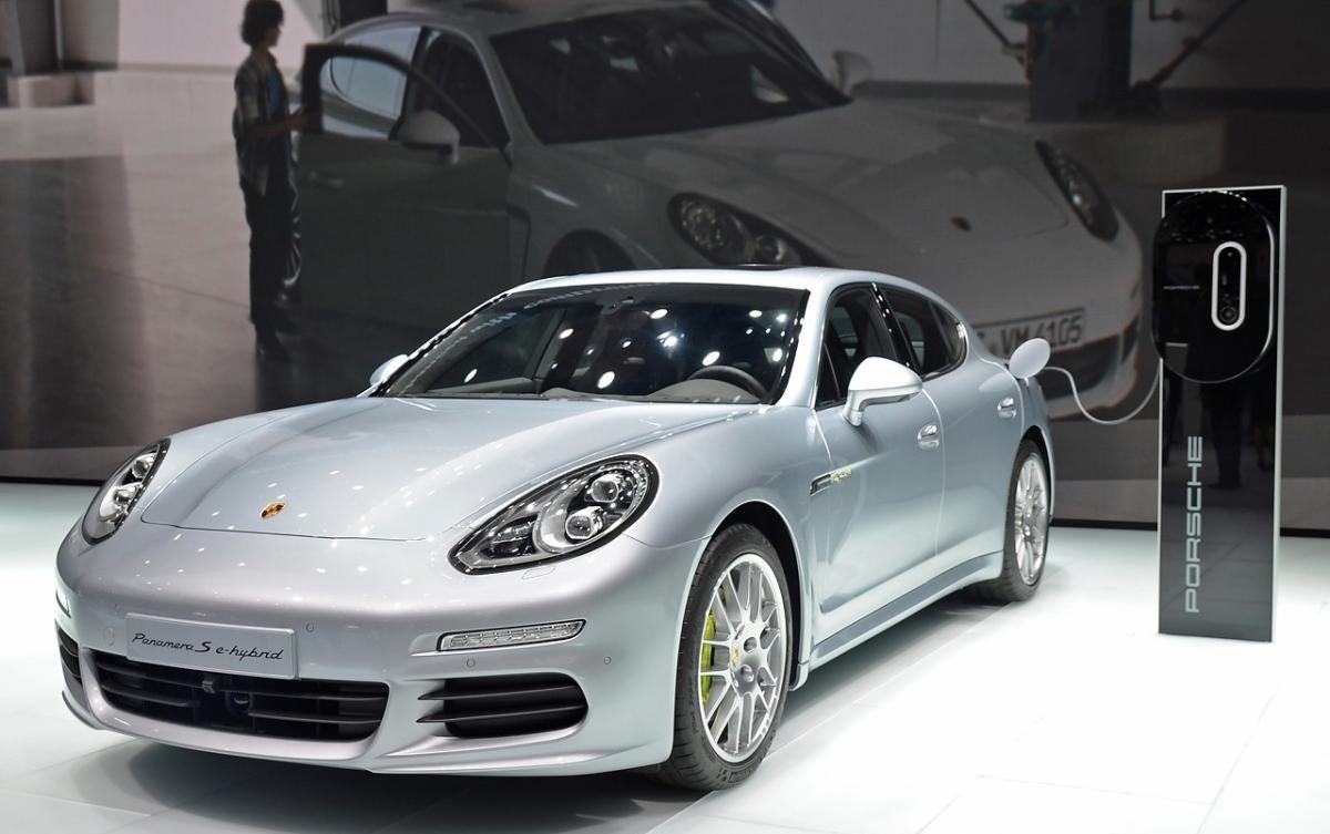 Porsche presenta su nuevo modelo Panamera 4 E-Hybrid en París, ya disponible en España