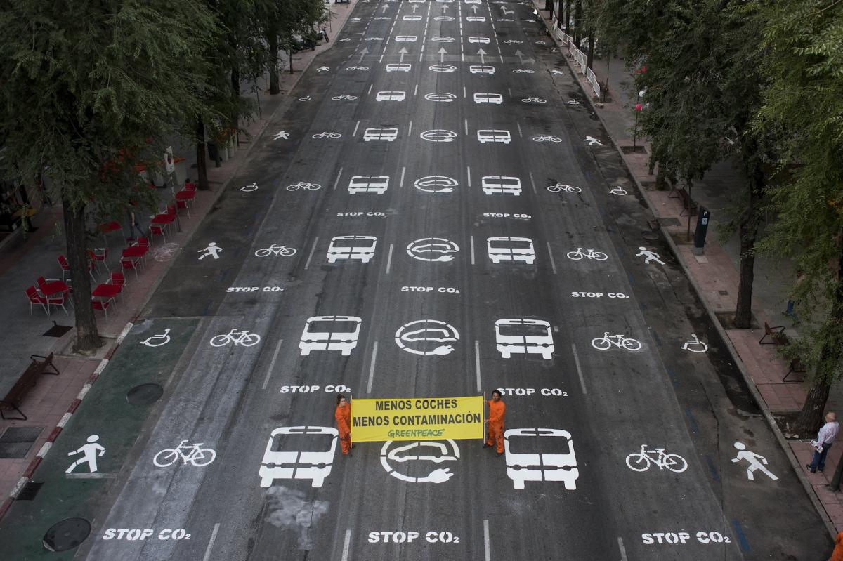 Treinta activistas de Greenpeace pintan 2.000 m2 de la calle Bravo Murillo de Madrid en el Día sin coches