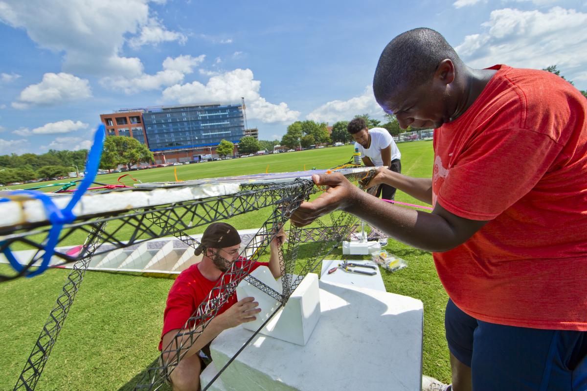 Estudiantes de la Universidad de Maryland logran el primer vuelo de un helicóptero pilotado con energía solar