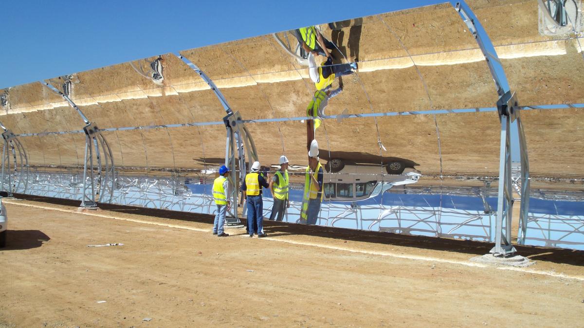 Abengoa reduce su fuerza laboral a casi la mitad: pasa de 28.000 trabajadores a solo 15.000 en menos de un año