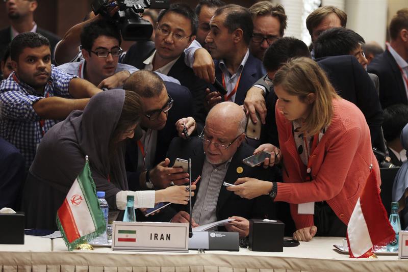 Irán acusa a Arabia Saudí de "ridiculizar" a la OPEP si aumenta la producción de crudo en julio