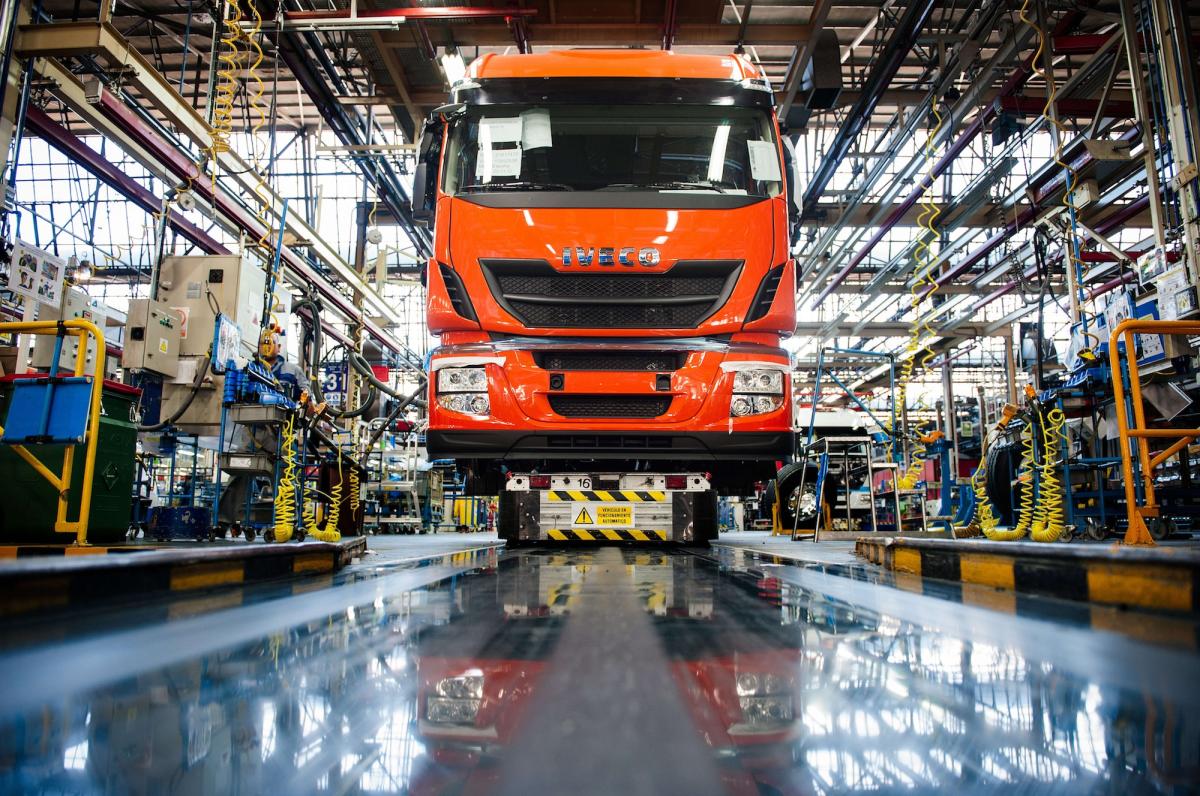 Arias Cañete visita la planta del grupo automovilístico CNH Industrial en Madrid