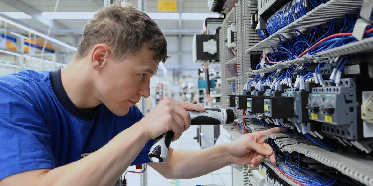 Cáritas de Tenerife y Endesa forman a jóvenes desempleados en electricidad