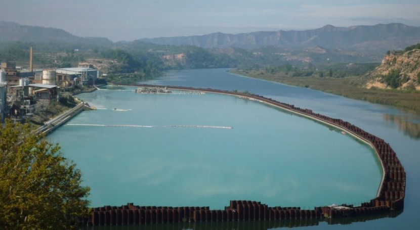 Endesa abrirá mañana las compuertas del embalse de Flix para limpiar el Ebro