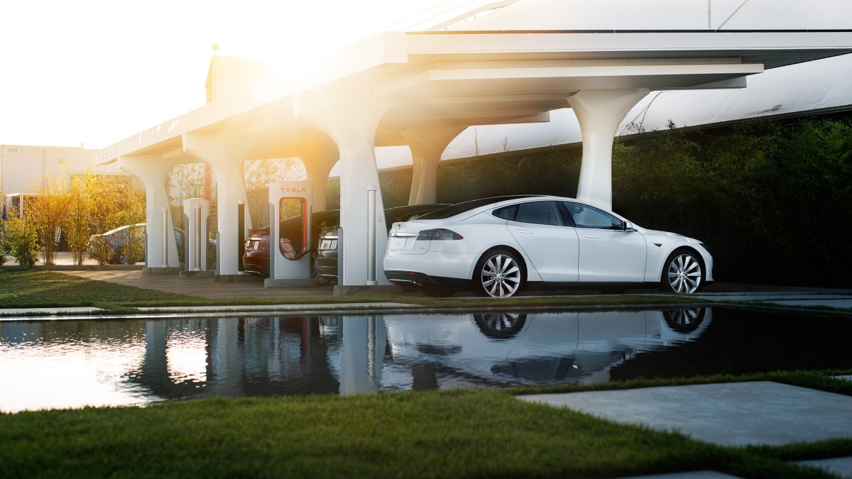 Tesla conecta el 'Puente Eléctrico' entre Madrid y Barcelona con el nuevo supercargador de Ariza