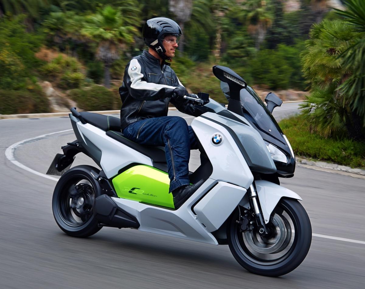 Los agentes de Movilidad de San Sebastián contarán con ocho motos eléctricas