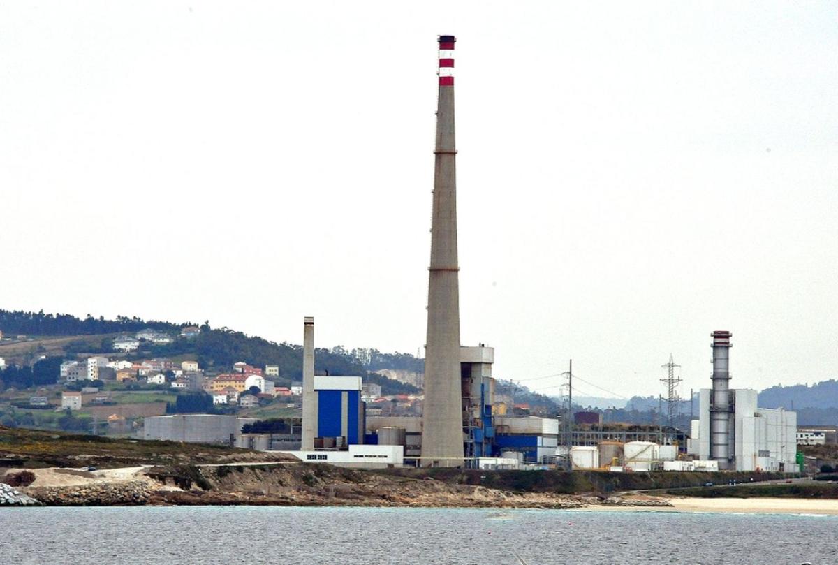 Gas Natural Fenosa inicia el desmantelamiento de la segunda chimenea de la Central Térmica de Sabón