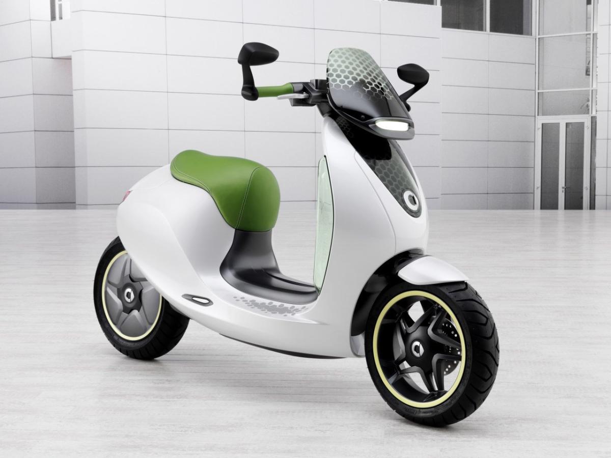 Málaga inicia un servicio pionero de alquiler de motos eléctricas para turistas