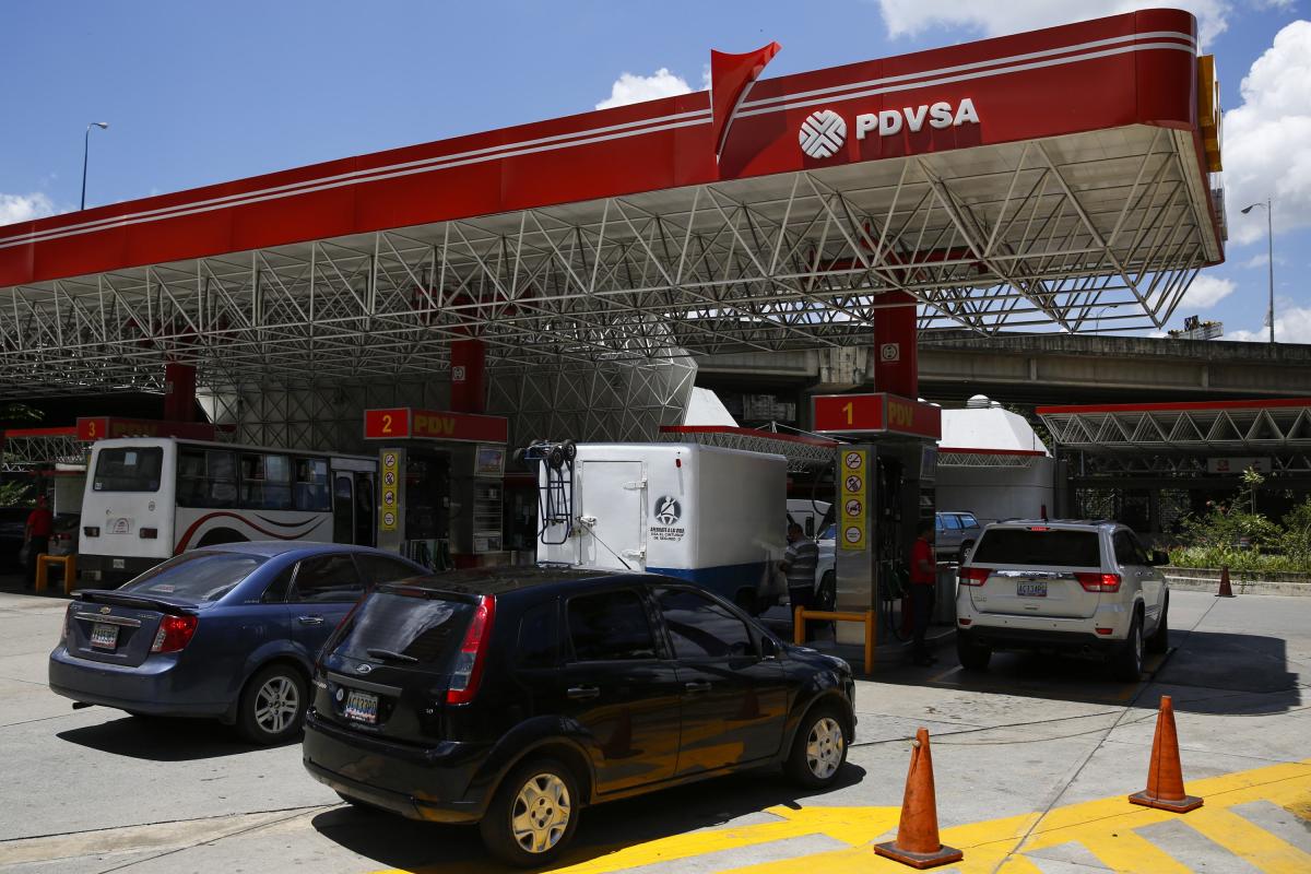 Venezuela, con las mayores reservas de crudo del planeta, se queda sin suministro de gasolina