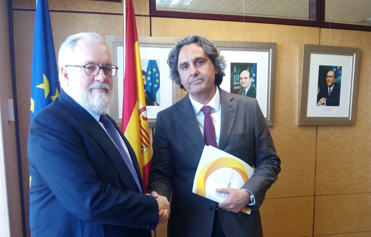 Anpier denuncia ante Arias Cañete que el Gobierno insta a "privatizar" el sol