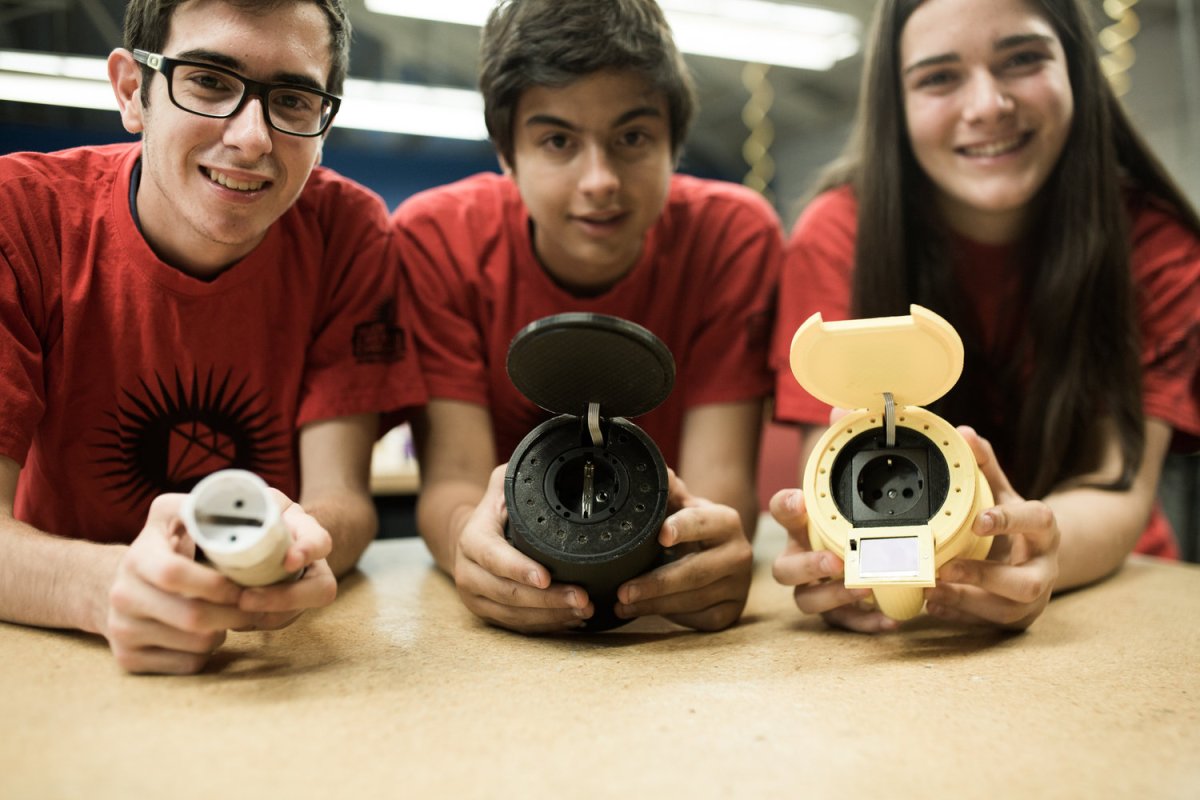 Tres jóvenes españoles crean una red de recarga de coches eléctricos compartida a través de tecnología Blockchain