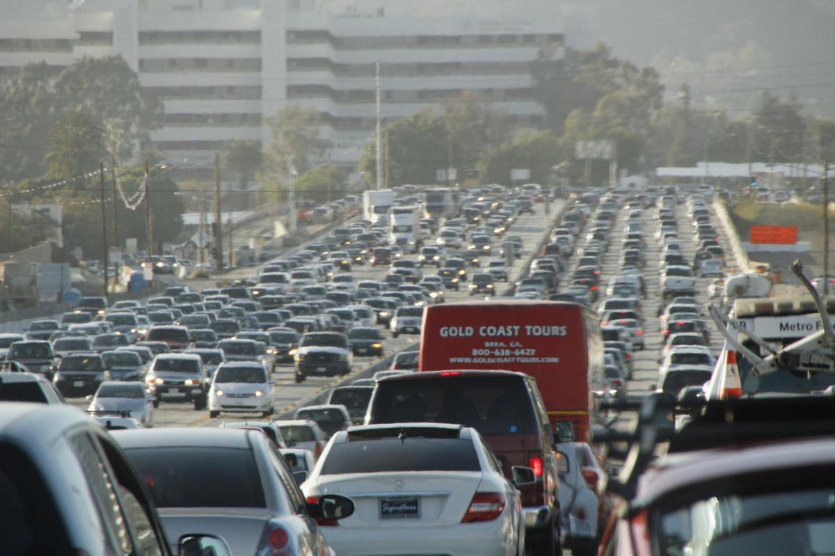 California probará un sistema que obtiene energía renovable del tráfico de las autopistas
