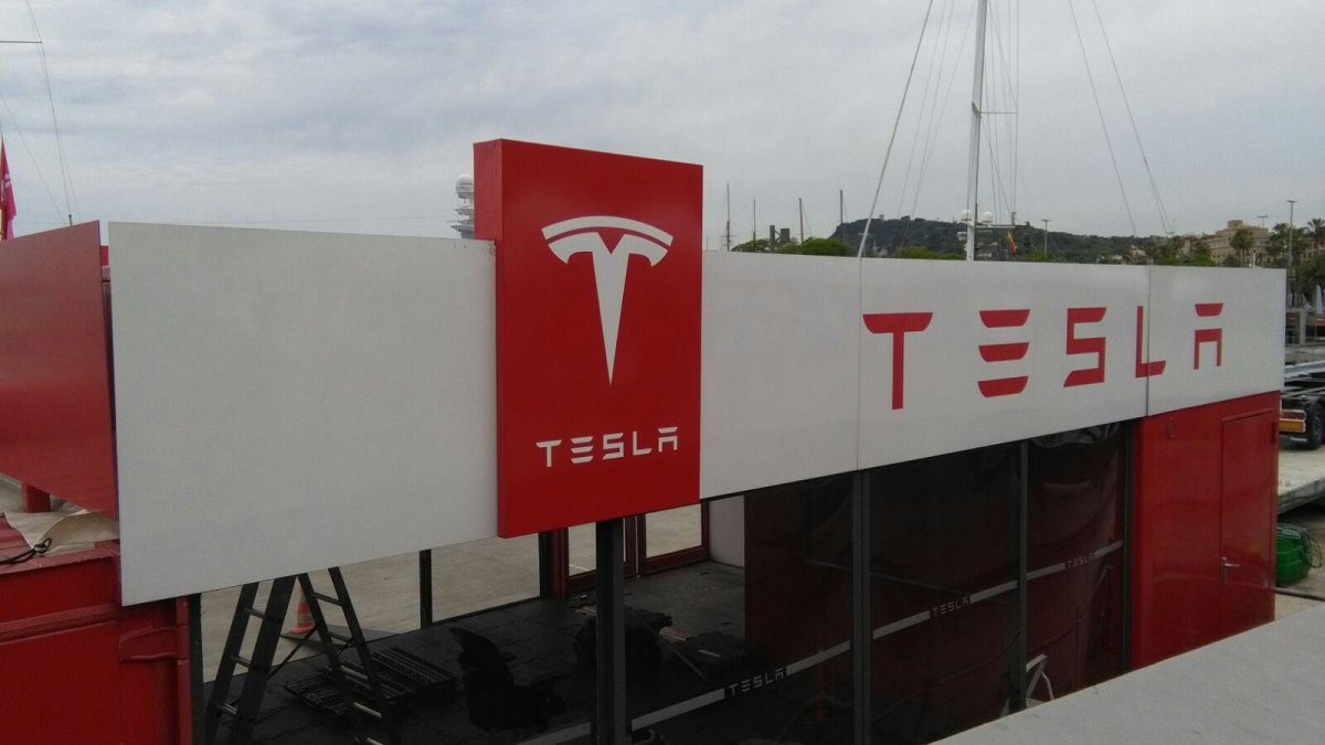 Así es la primera tienda de Tesla en España: 50 metros cuadrados a escasos 10 pasos del agua