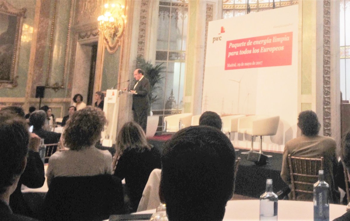 Galán (Iberdrola) pide una regulación "estable y predecible" en Europa para abordar la transición energética