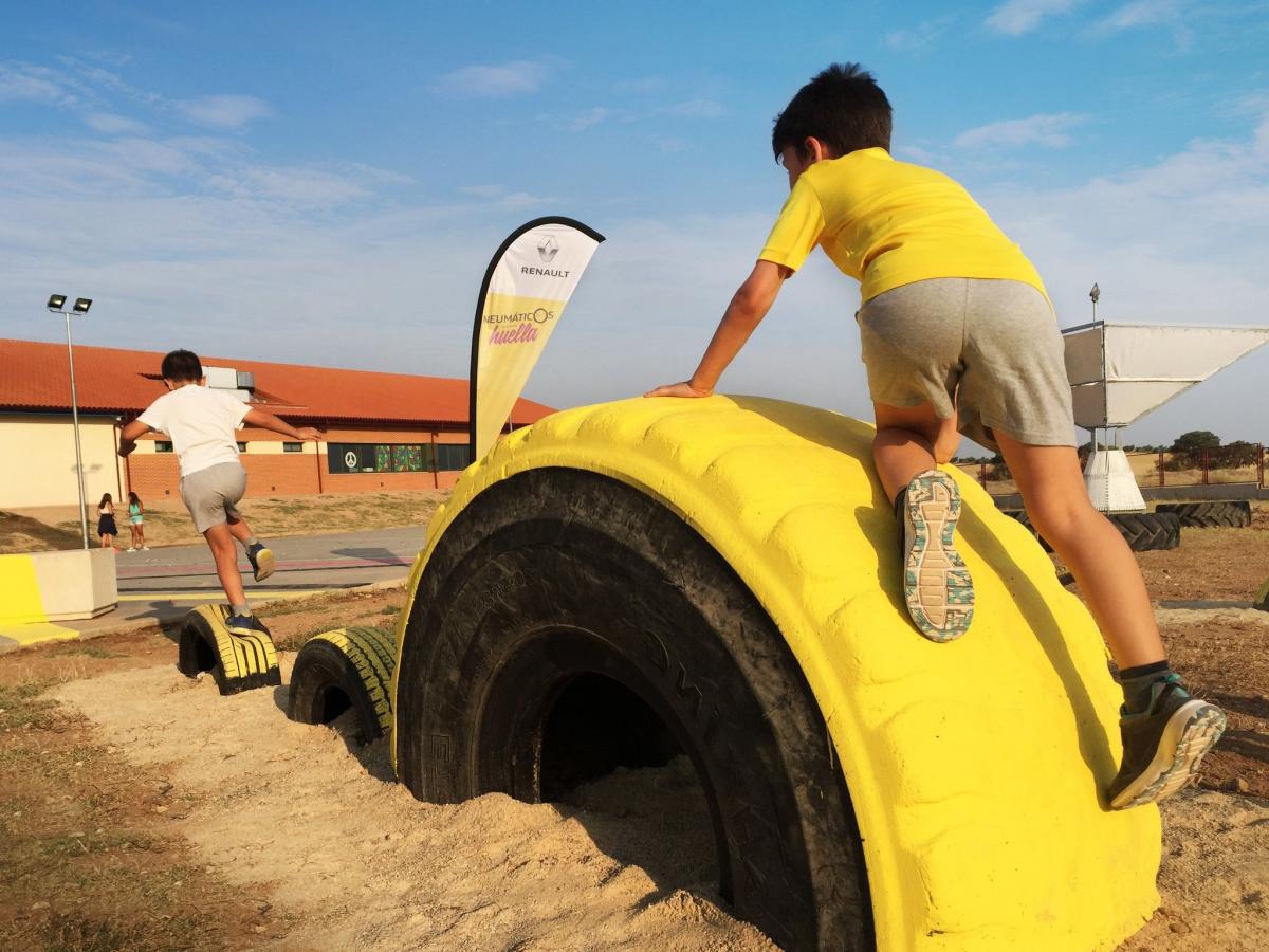 Renault crea un parque infantil hecho con neumáticos y que genera energía sostenible