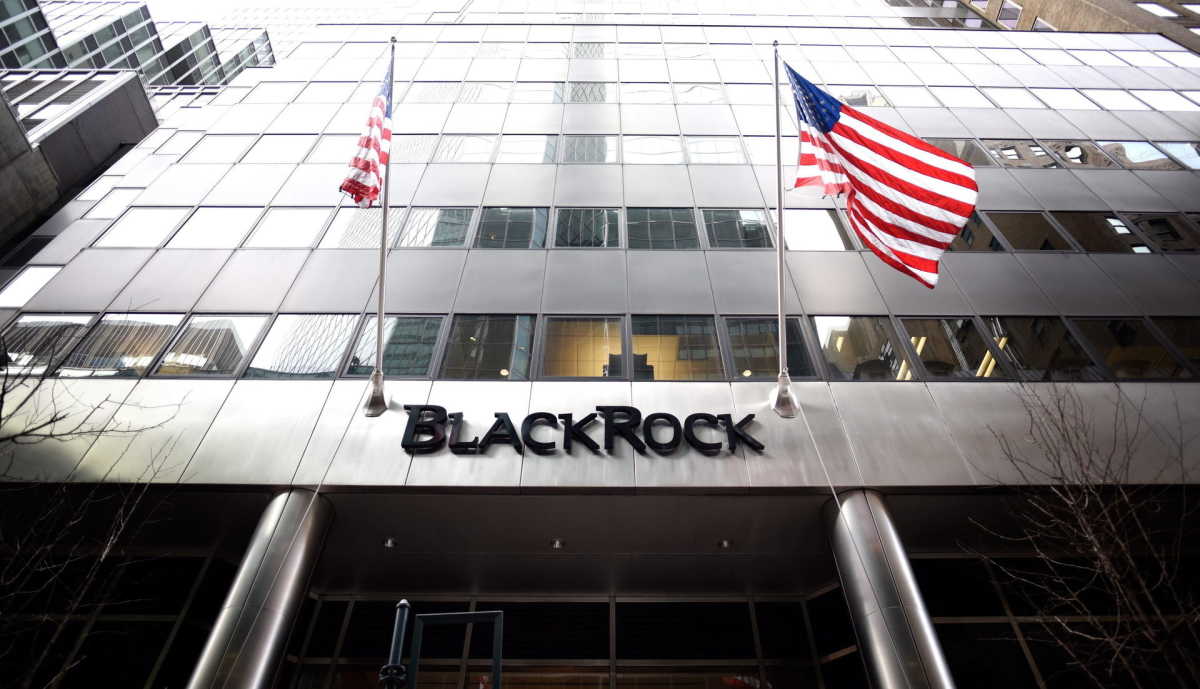 España tumba a Blackrock: gana un nuevo laudo y evita pagar 124 millones a un fondo por el hachazo a las renovables