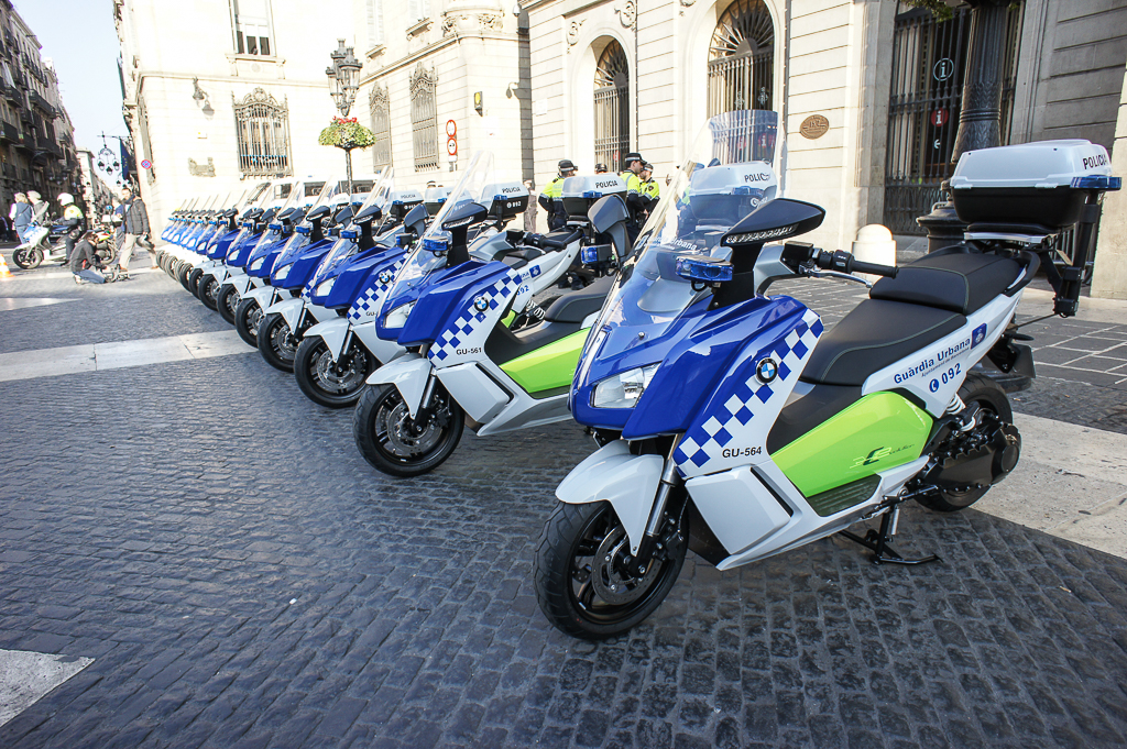 BMW Motorrad y Alphabet entregan 30 scooters eléctricos a la Guardia Urbana de Barcelona