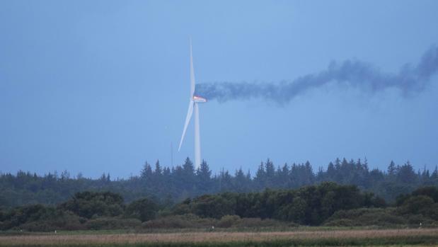 Una de las turbinas más grandes del mundo de la danesa Vestas arde durante su periodo de pruebas