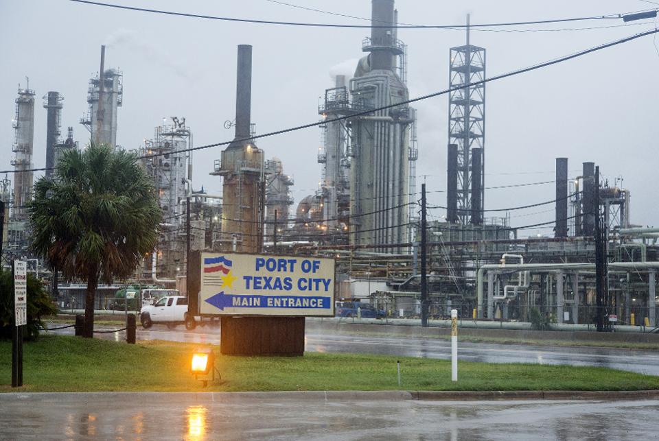 'Harvey' paraliza las refinerías de Texas y sube el precio de la gasolina