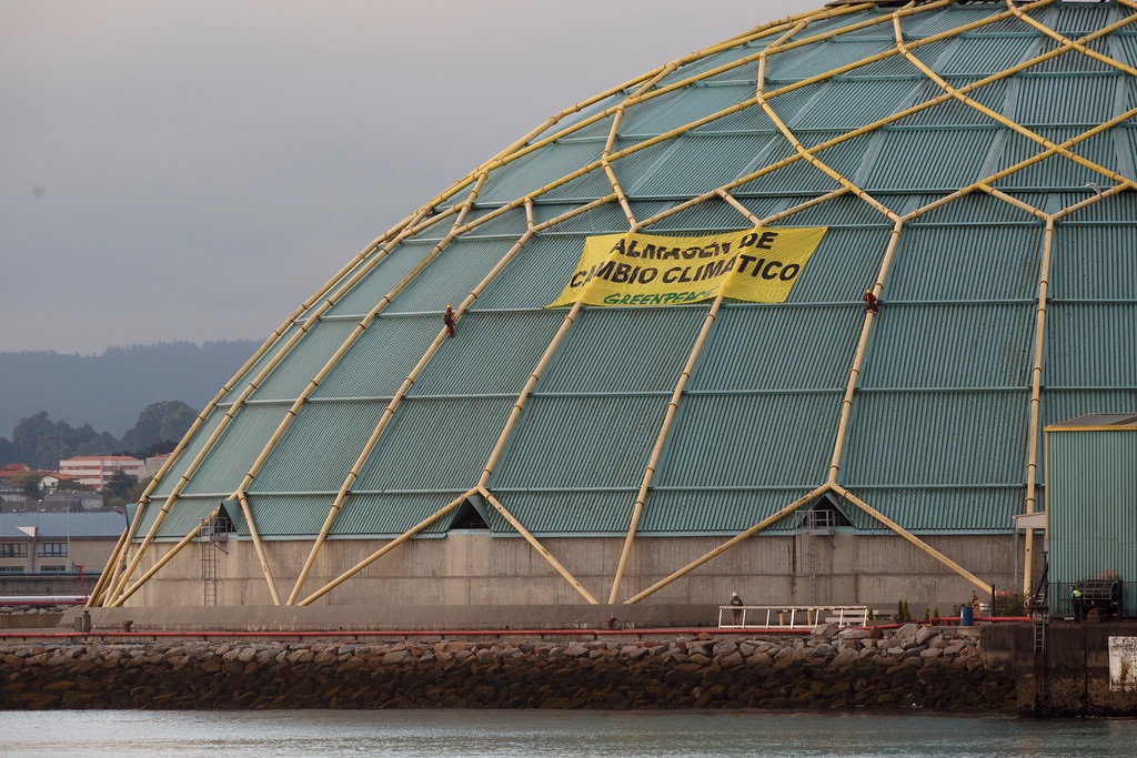 Greenpeace protagoniza una acción de protesta en La Coruña contra el uso de carbón como fuente de energía