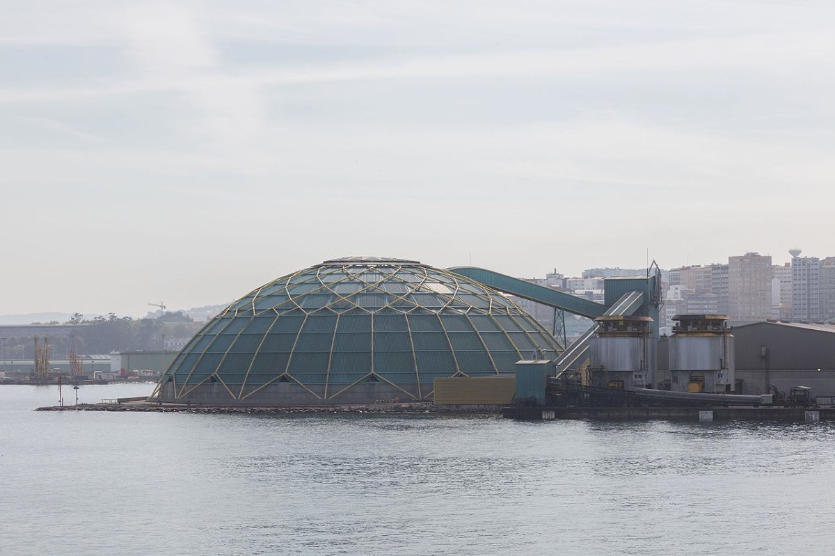 Gas Natural afirma que la protesta de Greenpeace en el puerto coruñés no ha interrumpido su actividad