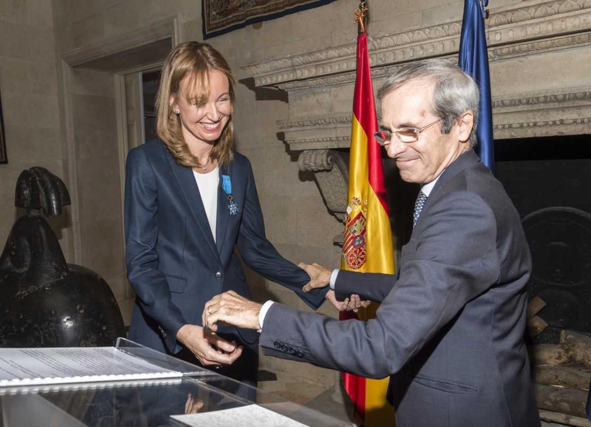 Loreto Ordóñez, CEO de Engie España, recibe la insignia de Caballero de la Orden del Mérito de Francia